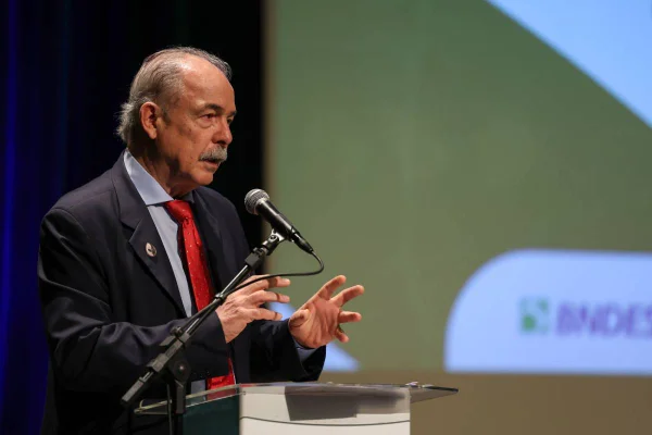 Presidente do Banco Nacional de Desenvolvimento Econômico e Social (BNDES), Aloizio Mercadante