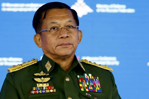 Imagem colorida mostra Min Aung Hlaing, líder militar de Mianmar - Metrópoles