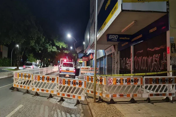 Placas do Detran em via