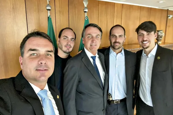 Imagem colorida, Jair Renan, Flávio Bolsonaro, Jair Bolsonaro, Carlos Bolsonaro e Eduardo Bolsonaro - Metrópoles
