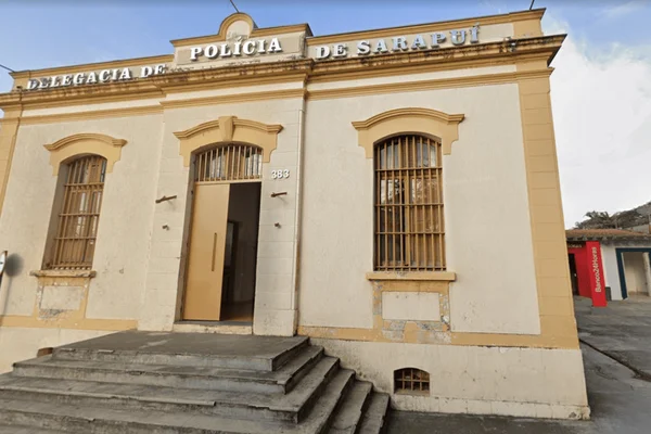Imagem colorida da fachada da Delegacia de Sarapuí, onde o caso da mulher grávida agredida foi registrado - Metrópoles
