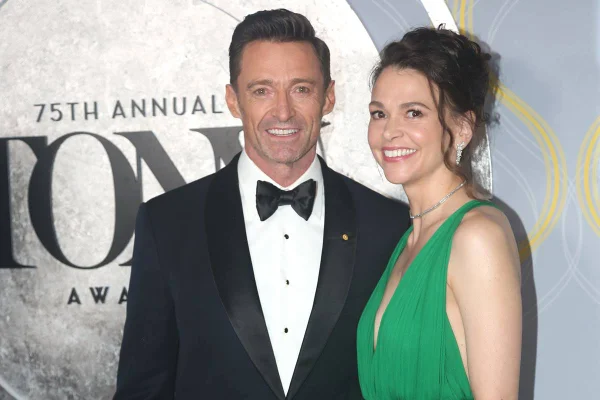 foto colorida de Hugh Jackman e Sutton Foster - metrópoles