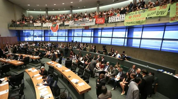 Distritais aprovam reforma da previdência em primeiro turno