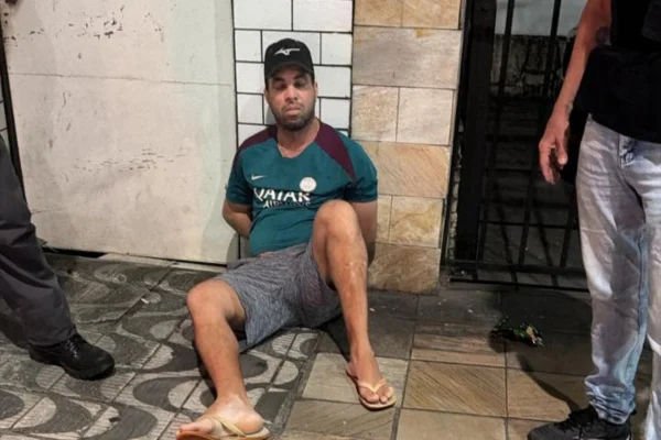 Foto colorida de suspeito de atirador para o alto em baile funk de Santos.