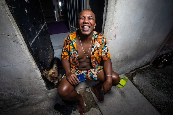 Achados do Nego: influencer do TikTok vira celebridade em bairro do Rio