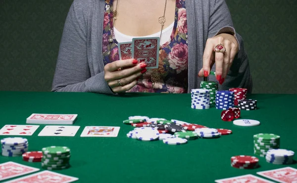 mulher jogando poker