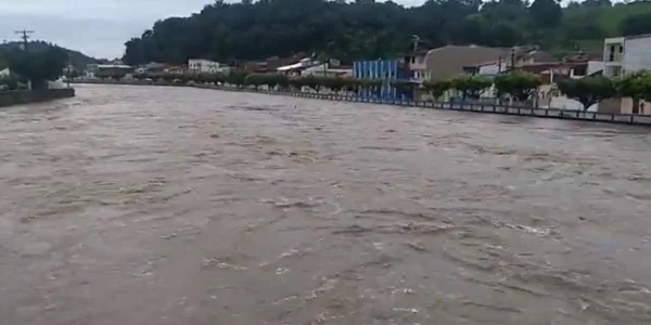 Barragem Duas Ilhas transborda e preocupa população de Jussiape (BA)