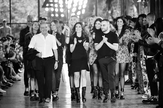 Ellus celebra 45 anos com desfile recheado de tops na SPFW
