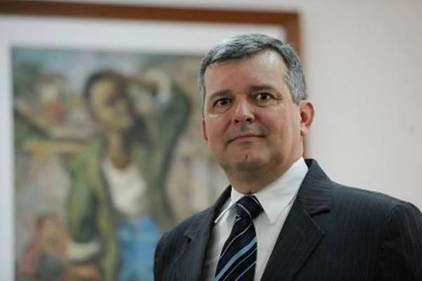 Renato Scussel, eleito desembargador do TJDFT. Ele é branco, tem cabelo grisalho e usa terno, sorrindo para foto - Metrópoles