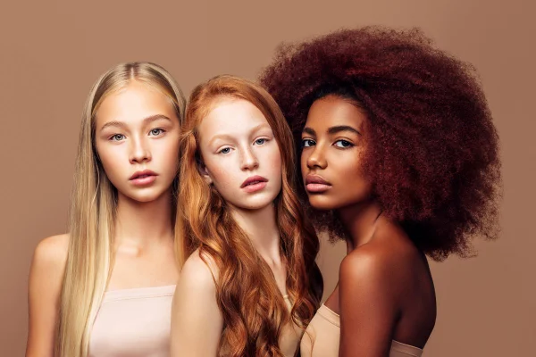 Jovens com o cabelo radiante