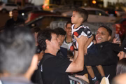 Delegação do Vasco é recebida com festa pelos torcedores na porta do hotel