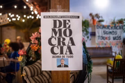 Moradores do condomínio de Bolsonaro fazem churrasco para comemorar a condenação dele