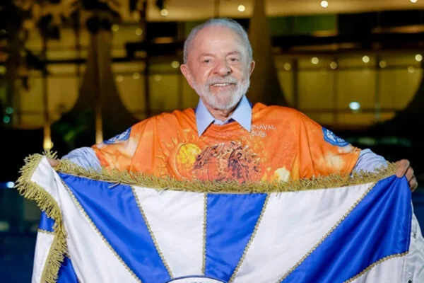 Acadêmicos de Niterói se manifesta sobre polêmicas na homenagem a Lula - Metrópoles