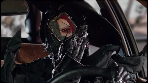 Imagem colorida de Lady Gaga no clipe de Disease