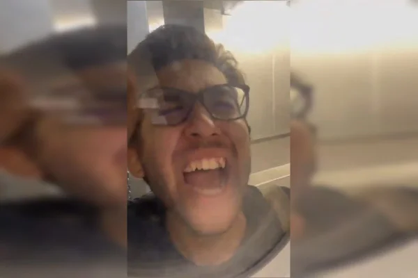 Homem grita na janela de avião