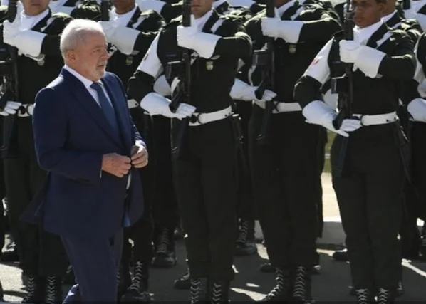 Generais se irritam com duas atitudes do governo Lula