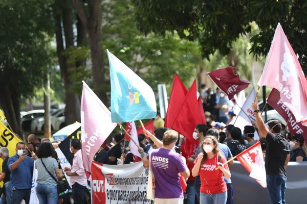 Bolsonaro enfrentará paralisação no BC e protestos por reajuste