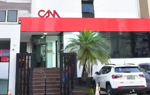 Imagem colorida da fachada da Clínica CAM Itaigara - Metrópoles