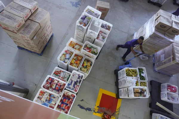distribuição de alimentos arrecadados pelo Metrópoles