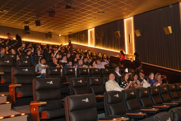 Além das placas fotovoltaicas, a construção do espaço de entretenimento tem um forro sustentável feito a partir de garrafas PETs retiradas do oceano e recicladas