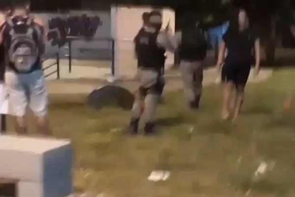 Irritado com aglomeração, sargento da PM atira contra jovens e foge