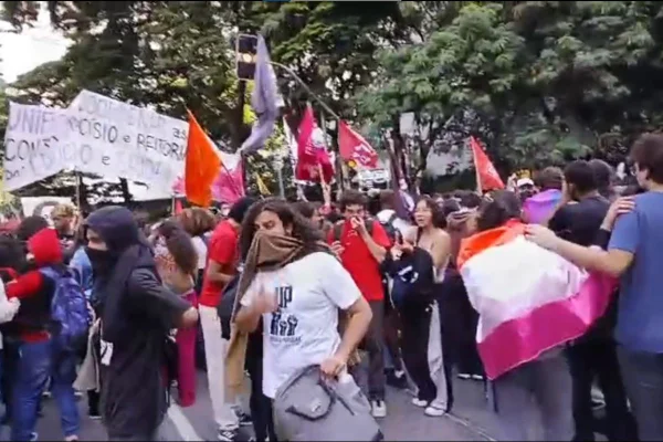Estudantes de universidades estaduais de São Paulo fazem protesto na República