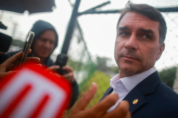 Direita chega a 2026 com divisão e Flávio “abençoado” por Bolsonaro