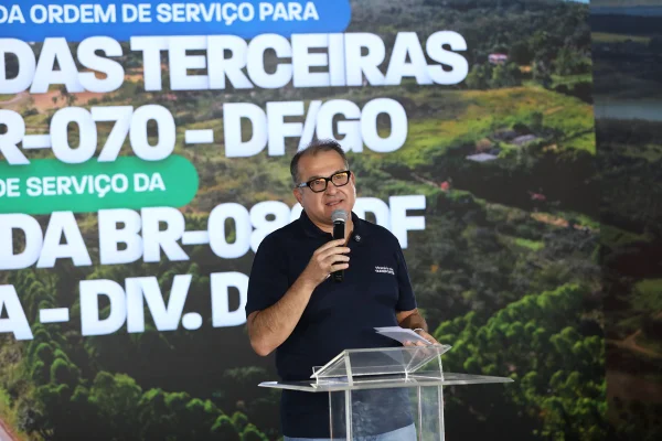 Ministro dos Transportes George Santoro.