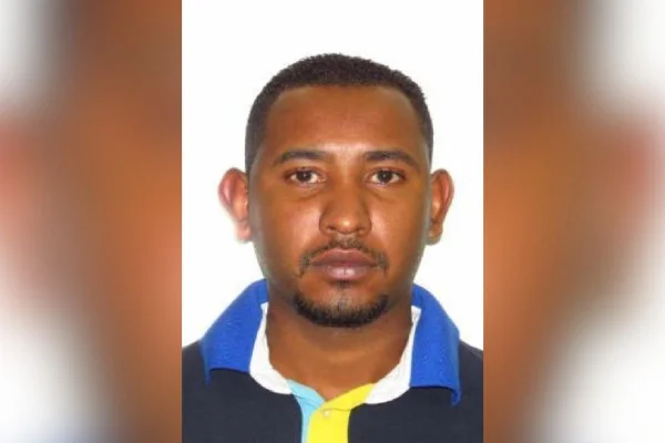 Imagem colorida de Sidney Xavier Da Silva Santos, acusado de agredir e ameaçar companheira. Metrópoles