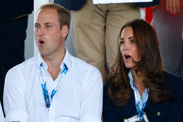 Foto colorida. Príncipe William e Kate Middleton com cara de assustados