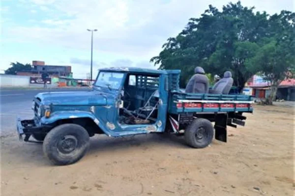 Motorista usa cadeira de bar para dirigir em carro sem portas na Bahia