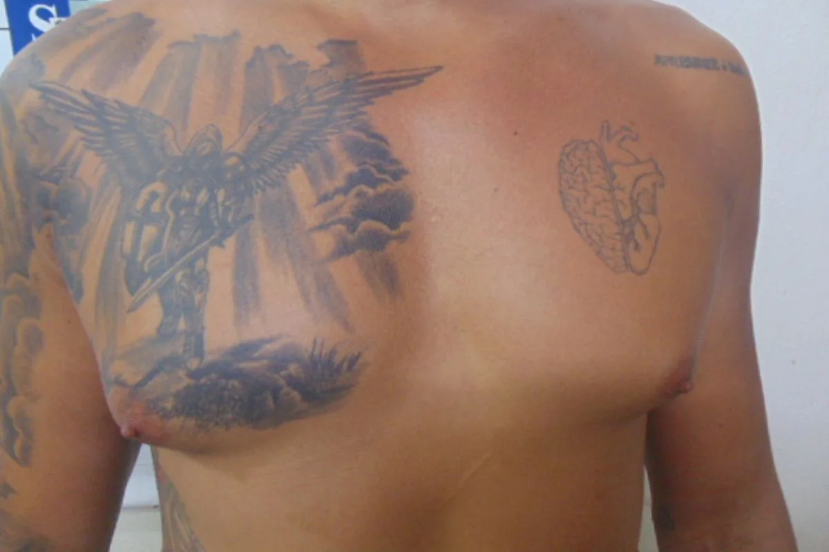 Tatuagem de Maiky Entonny Venancio França, homem que fugiu do Centro de Detenção Provisória (CDP) de Caraguatatuba, no litoral de São Paulo, nessa quarta-feira (11/12) Tatuagem de Maiky Entonny Venancio França, homem que fugiu do Centro de Detenção Provisória (CDP) de Caraguatatuba, no litoral de São Paulo, nessa quarta-feira (11/12)