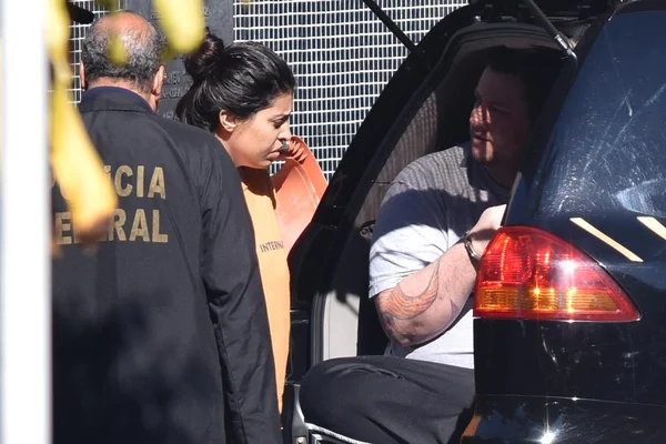 Mulher de hacker diz a juiz que tomou água do chuveiro na prisão