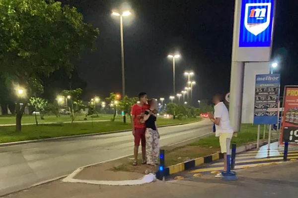 Homem ameaça mulher com faca