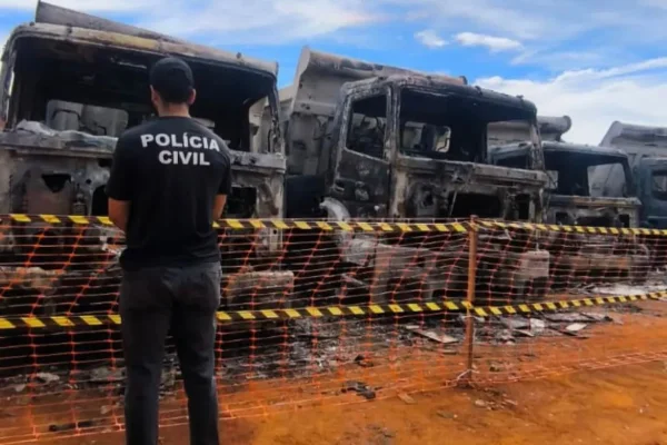 Imagem colorida mostra caminhões queimados em inc~endio causado por vigilante que deixou prejuizo milionário - Metrópoles