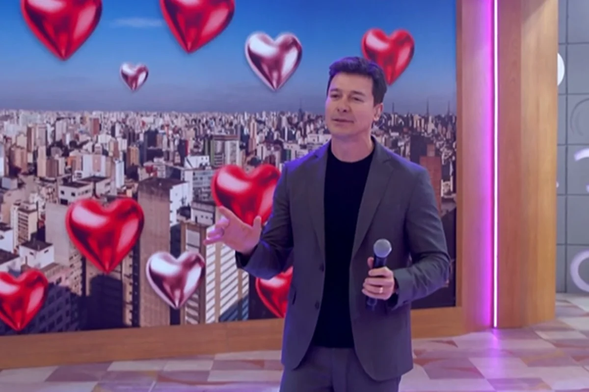 Imagem colorida do apresentador Rodrigo Faro no Encontro, da TV Globo