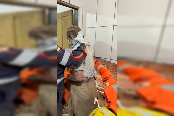 Idoso tenta resgatar galinhas e fica preso em vão de paredes