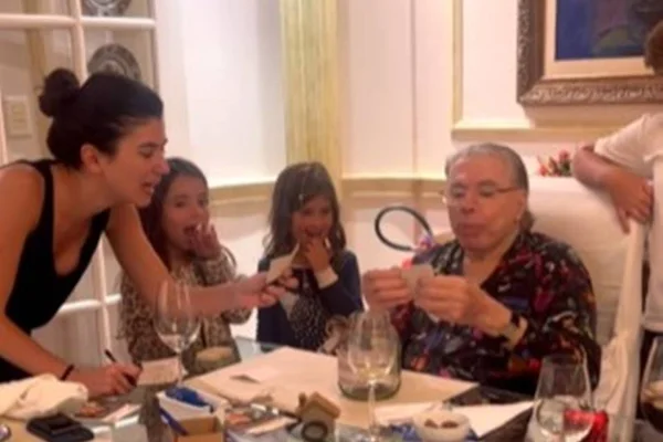 Foto coloria de Silvio Santos à mesa, em família, no jantar de Ação de Graças - Metrópoles