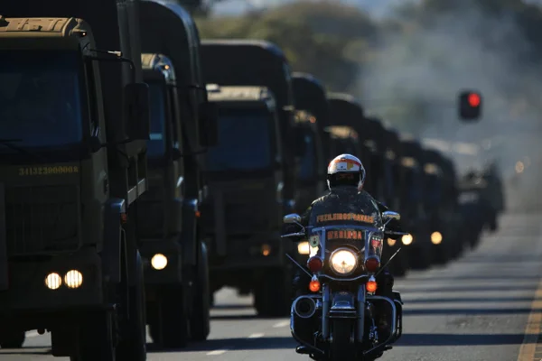 Desfile de carros militares para entregar um convite a Bolsonaro para operação Formosa