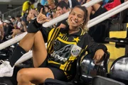 Naty Potira conheceu Neymar e ganhou uma camiseta do jogador após uma partida do Santos Naty Potira conheceu Neymar e ganhou uma camiseta do jogador após uma partida do Santos