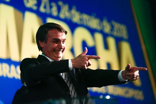 Bolsonaro ri de pesquisa Datafolha que o comparou a Lula e Dilma
