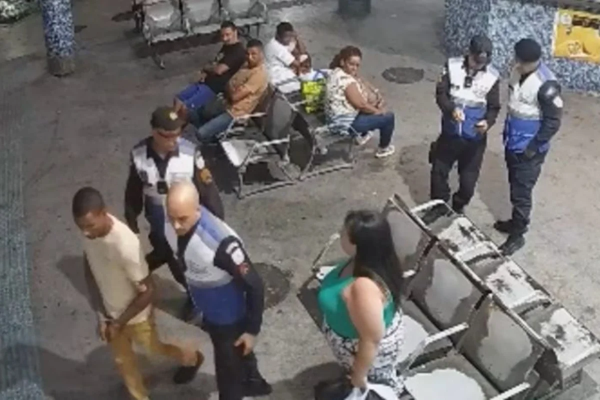 Foragido é preso após reconhecimento facial em rodoviária do RJ 1 Foragido sendo preso após ser identificado por reconhecimento facial na rodoviária do RJ