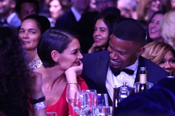 Katie Holmes e Jamie Foxx aparecem em evento juntos pela primeira vez
