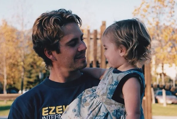 Filha de Paul Walker processa Porsche pela morte do pai