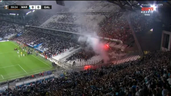 Torcidas se atacam com sinalizadores na França e partida da Liga Europa é paralisada