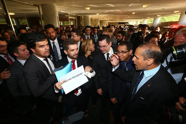 Integrantes da OAB-RS protestam contra novo pedido de impeachment