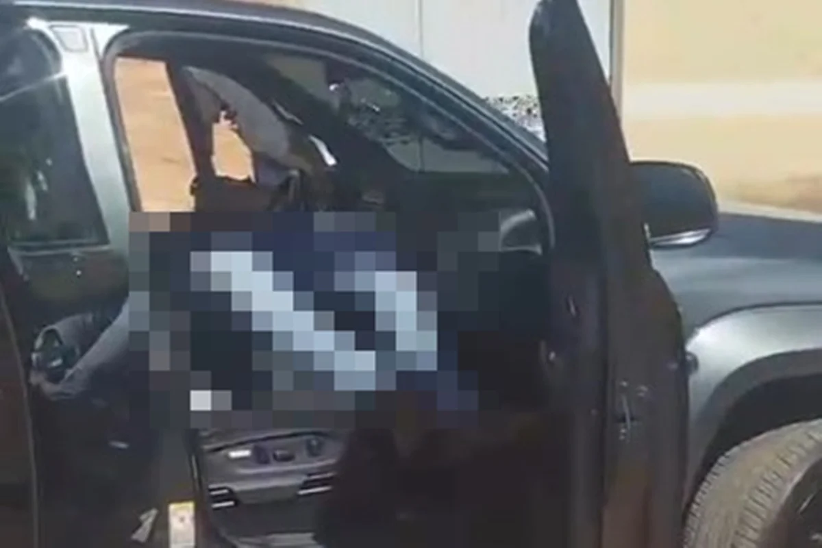 Uma das vítimas no carro Uma das vítimas no carro