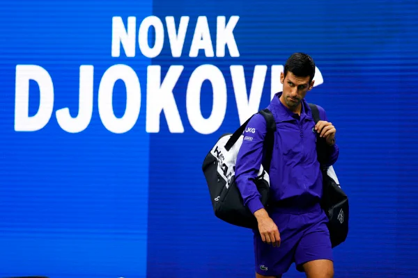 Novak Djokovic entrando em quadra