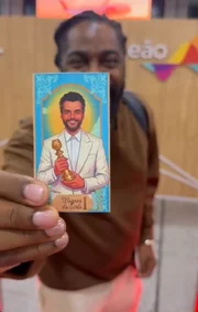 Lázaro Ramos mostra "santinho" de Wagner Moura para torcida no Oscar Lázaro Ramos mostra "santinho" de Wagner Moura para torcida no Oscar