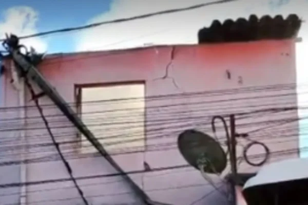 Foto colorida de casa pegando fogo em incêndio em Pernambuco